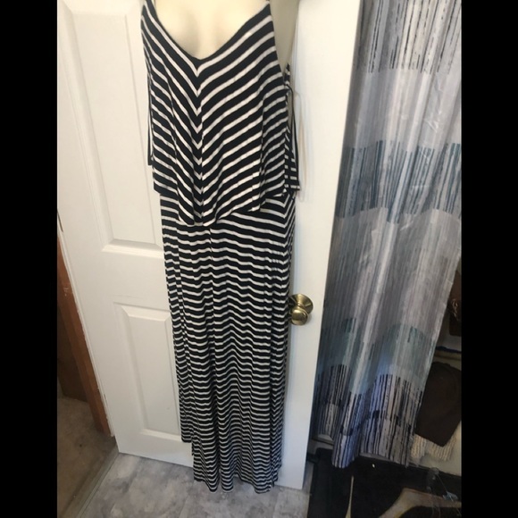 Mossimo black & white diagonal chevron strip with overlay on the top runs large - Picture 5 of 7